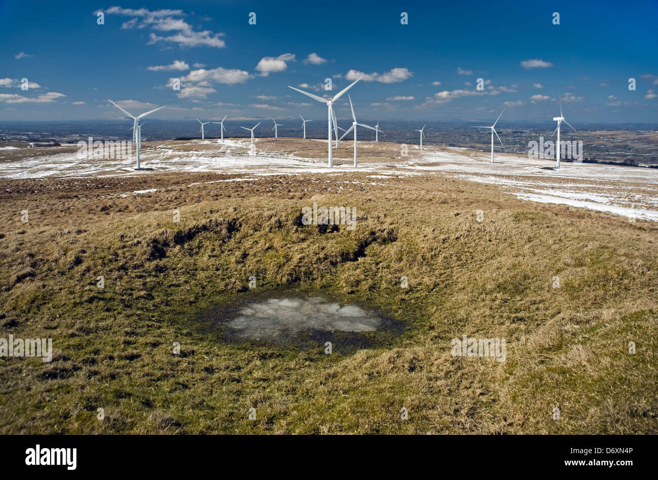 Hill Fort & Wind Turbinen auf großen Collin, County Antrim, Nordirland. Stockfoto