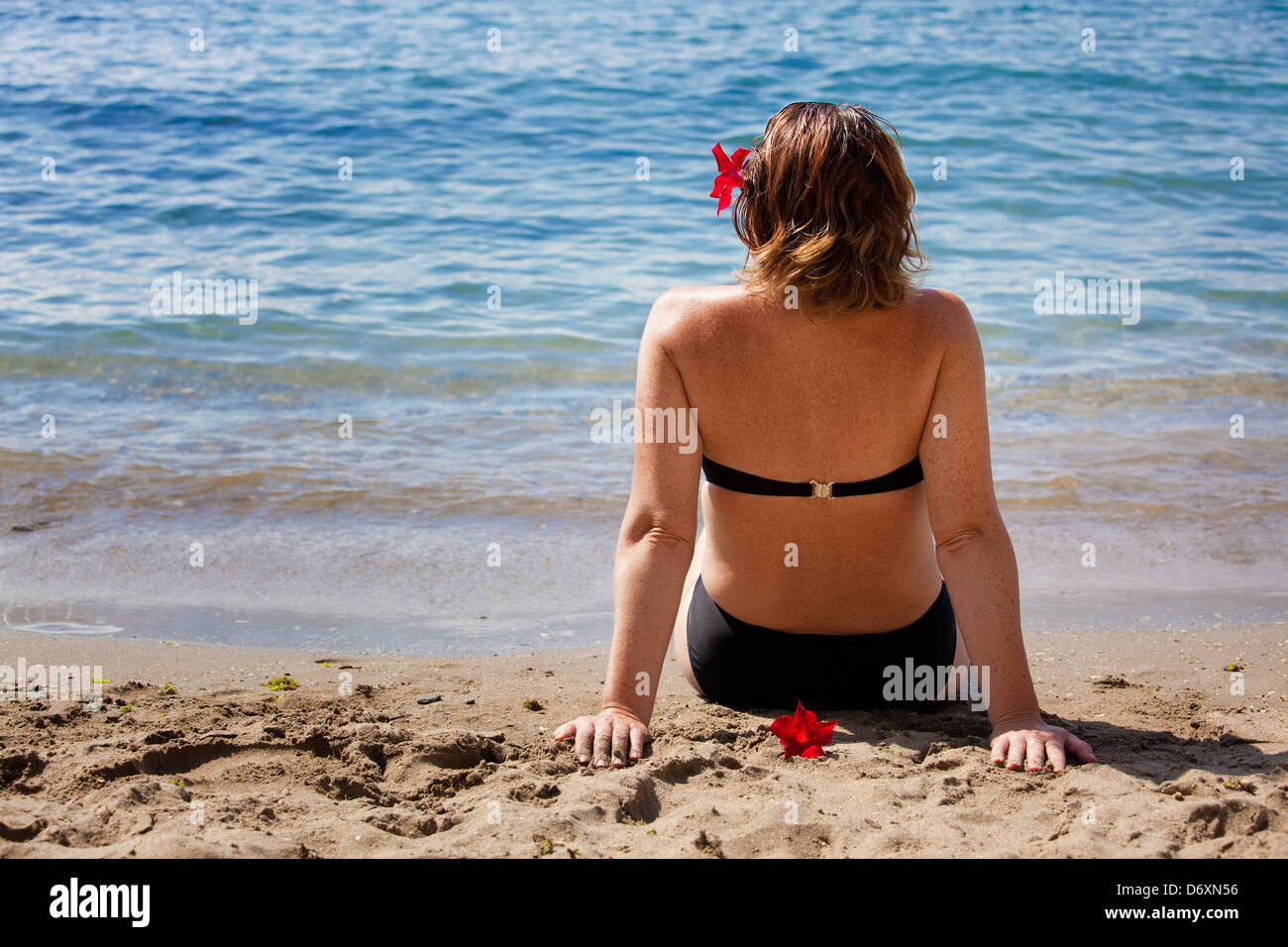 eine Frau, die am Strand Stockfoto