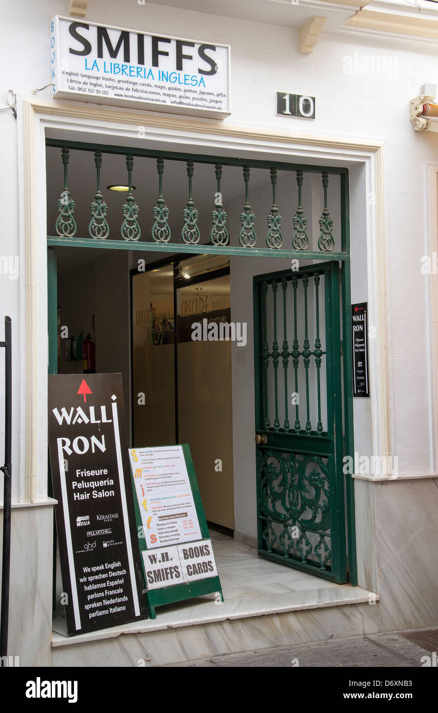 W H Smiffs Buchhändler-Shop in Nerja Spanien beliebter Ort, um Englisch Lesestoff WH Smiffs Buchladen kaufen Stockfoto