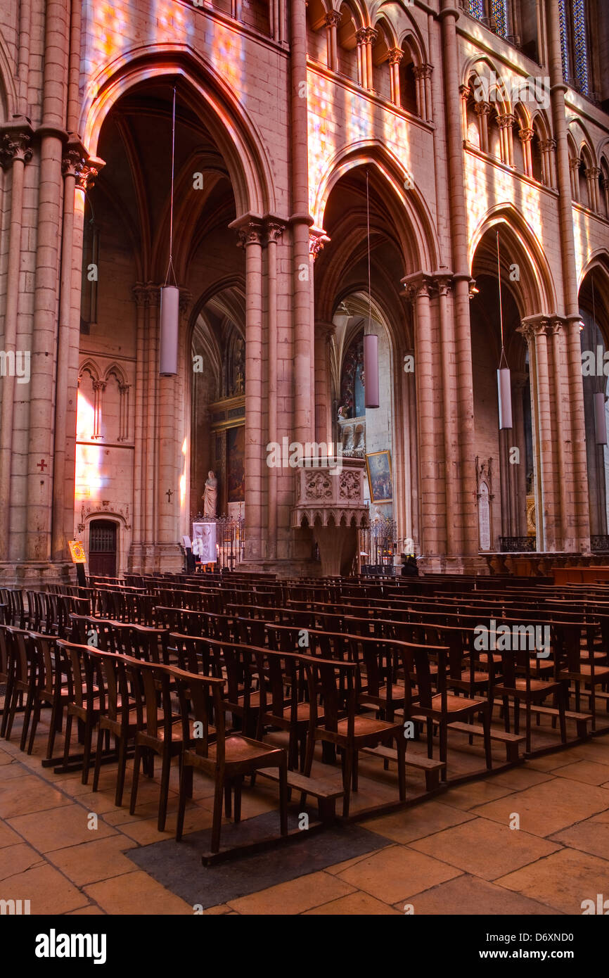 Das Kirchenschiff der Kathedrale von Lyon. Stockfoto