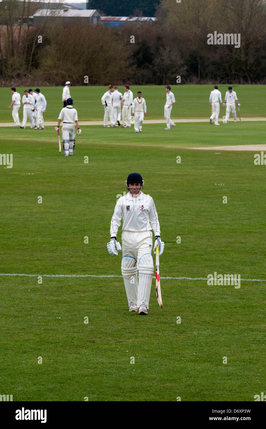 Hochschulsport, Cricket, Schlagmann, das Spielfeld zu verlassen. Stockfoto