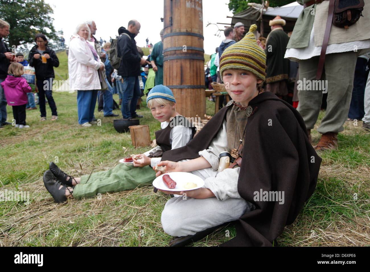 Busdorf, Deutschland, Kinder in Wikinger Kleidung anlässlich  Rahseglertreffens Kurs Haithabu Stockfotografie - Alamy