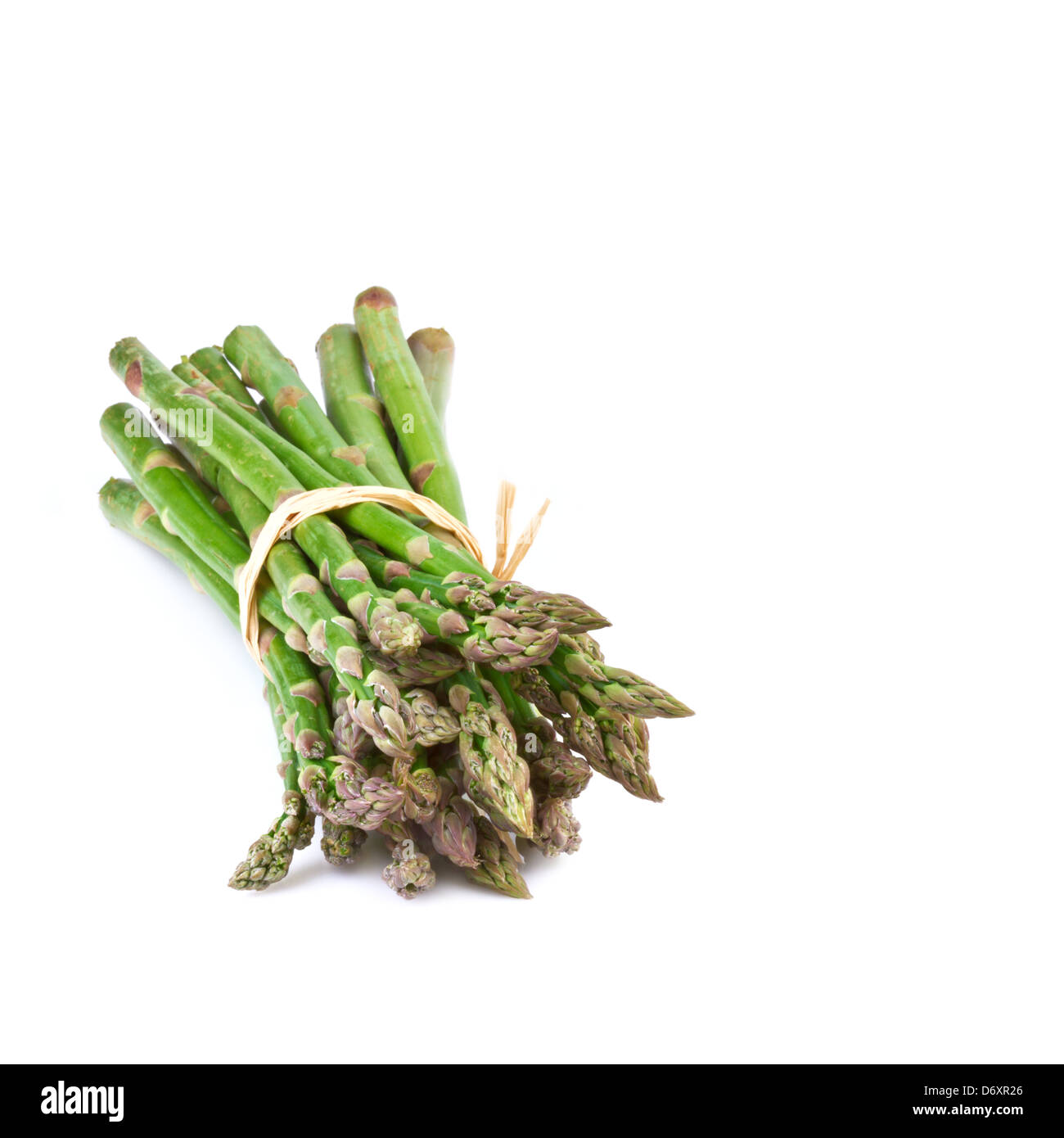 grüner Spargel auf weißem Hintergrund Stockfoto