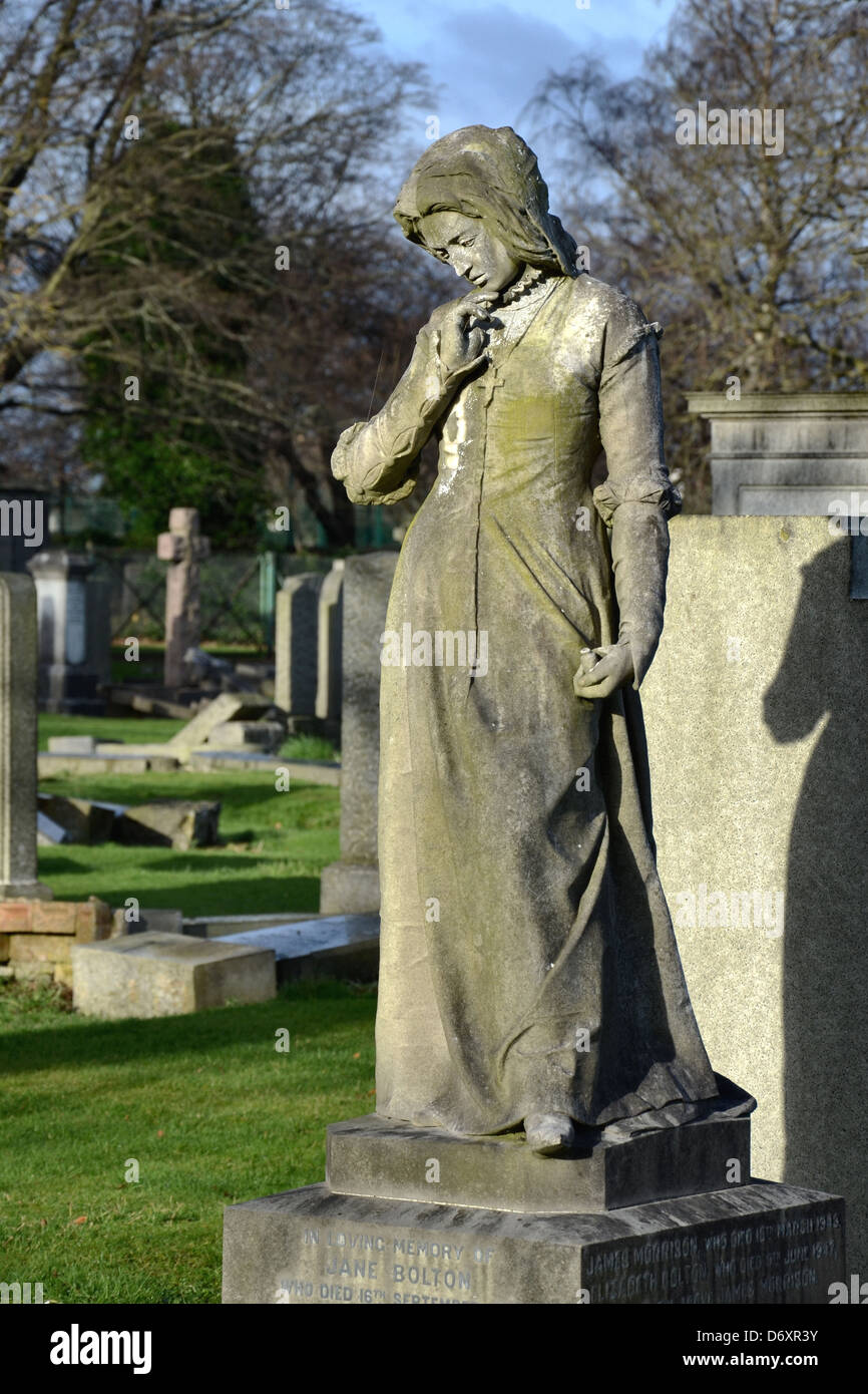 Ein ungewöhnliches Denkmal in Morningside Friedhof zeigt eine junge Frau in nachdenklicher Stimmung hält ein kleines Fläschchen oder eine Flasche. Stockfoto