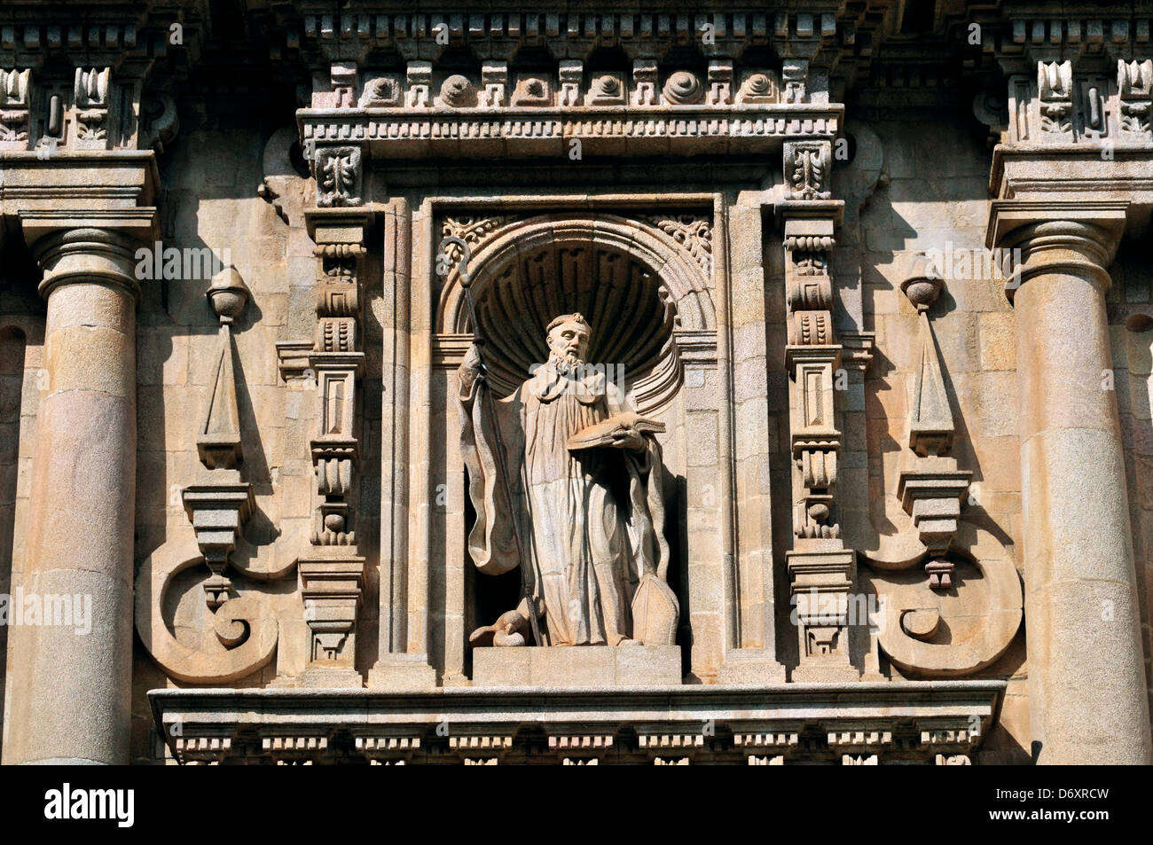 Spanien, Galicien: Main-Fassade mit San Benito Statue des Klosters San Julian de Samos Stockfoto