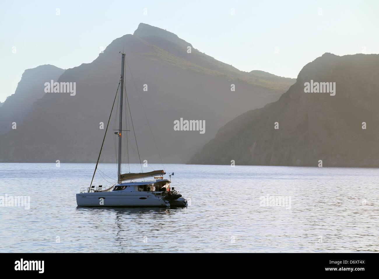 Boot in der Nähe einer Insel bei Sonnenuntergang Stockfoto