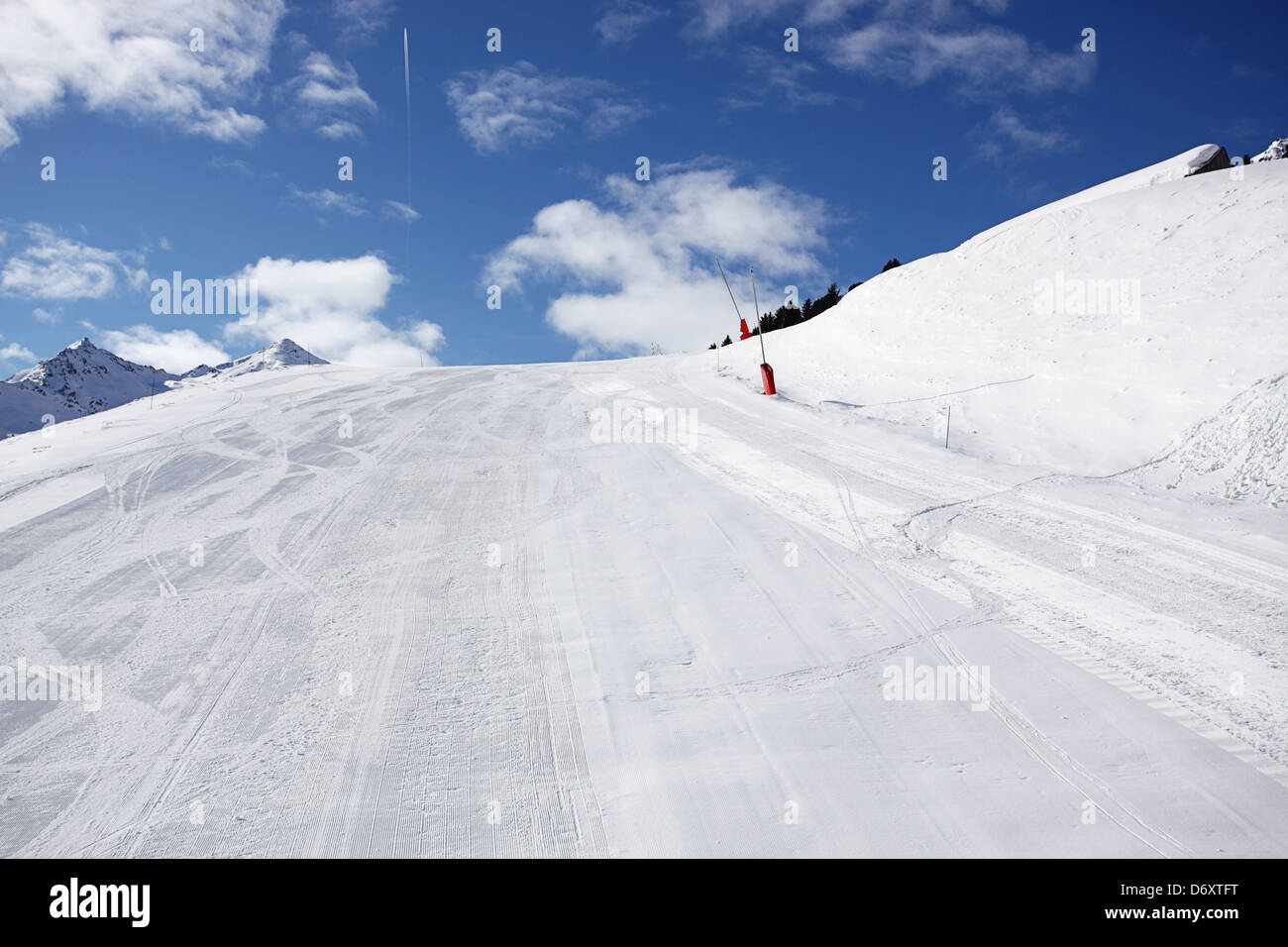 Sehr schön leer Piste. Am frühen Morgen. Skifahren in Meribel, Frankreich Stockfoto