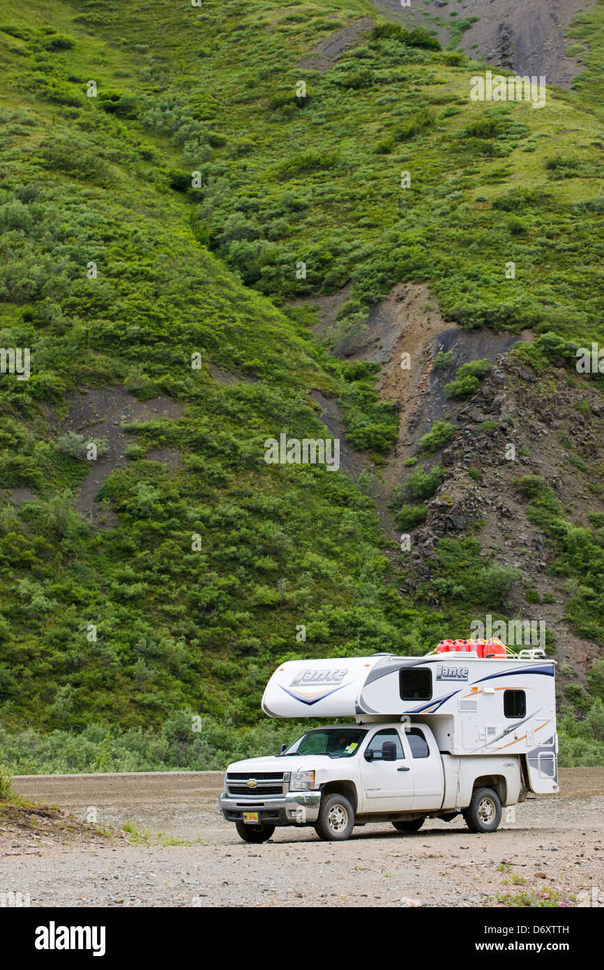 Wohnmobil LKW (Recreational Vehicle) auf den Denali Park Road, Denali National Park & zu bewahren, Alaska, USA Stockfoto