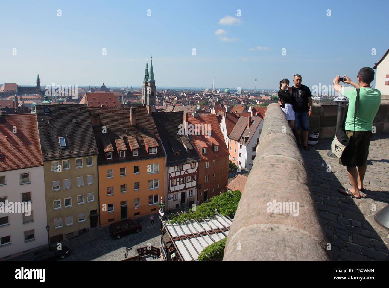 Nürnberg, Deutschland, Touristen haben sich fotografieren vor der skyline Stockfoto