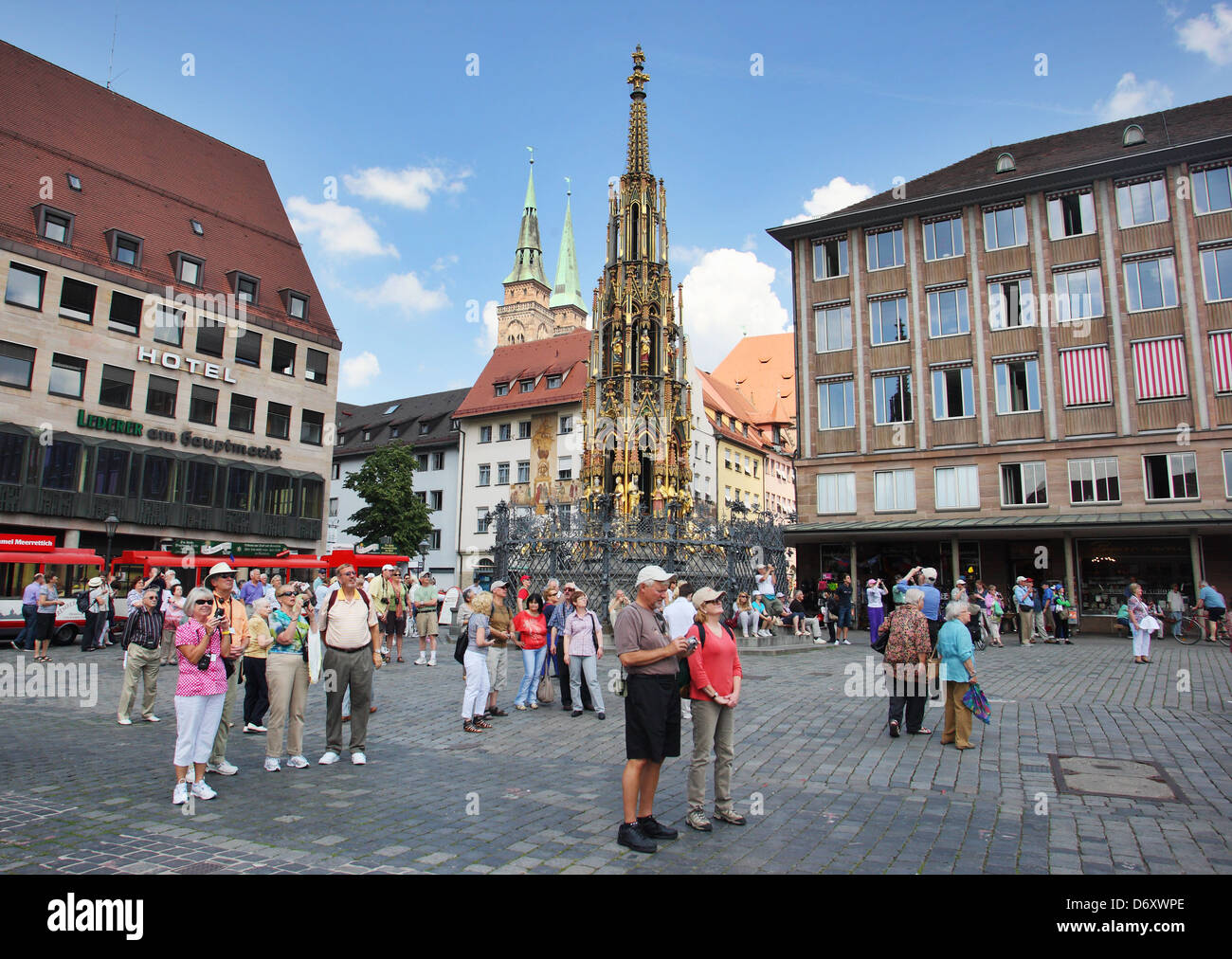 Nürnberg, Deutschland, Schoener Brunnen auf dem Hauptmarkt Stockfoto