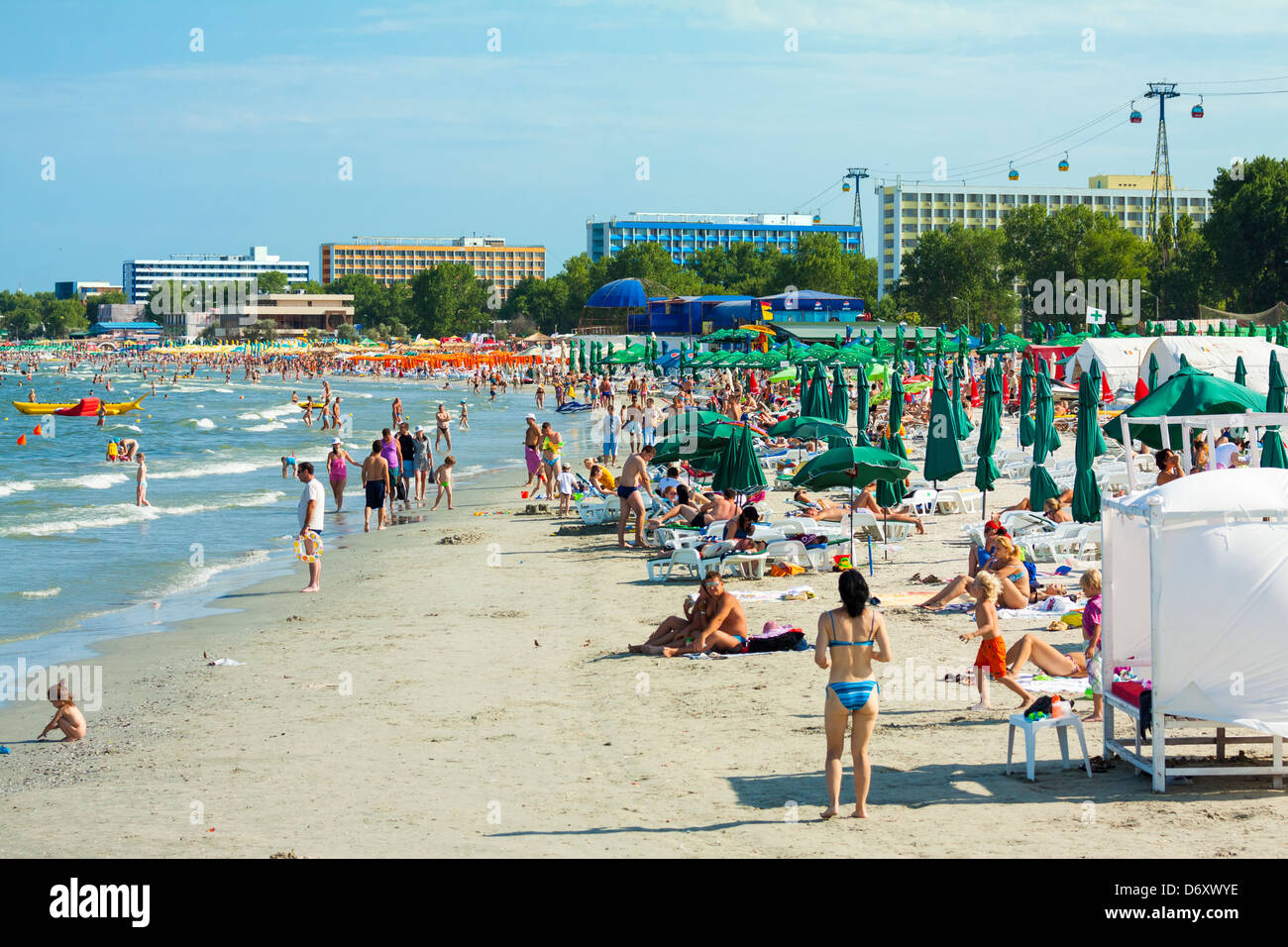 MAMAIA, Rumänien - 5. AUGUST: Touristen genießen auf überfüllten Strand am 5. August 2011 in Mamaia, Rumänien. Stockfoto