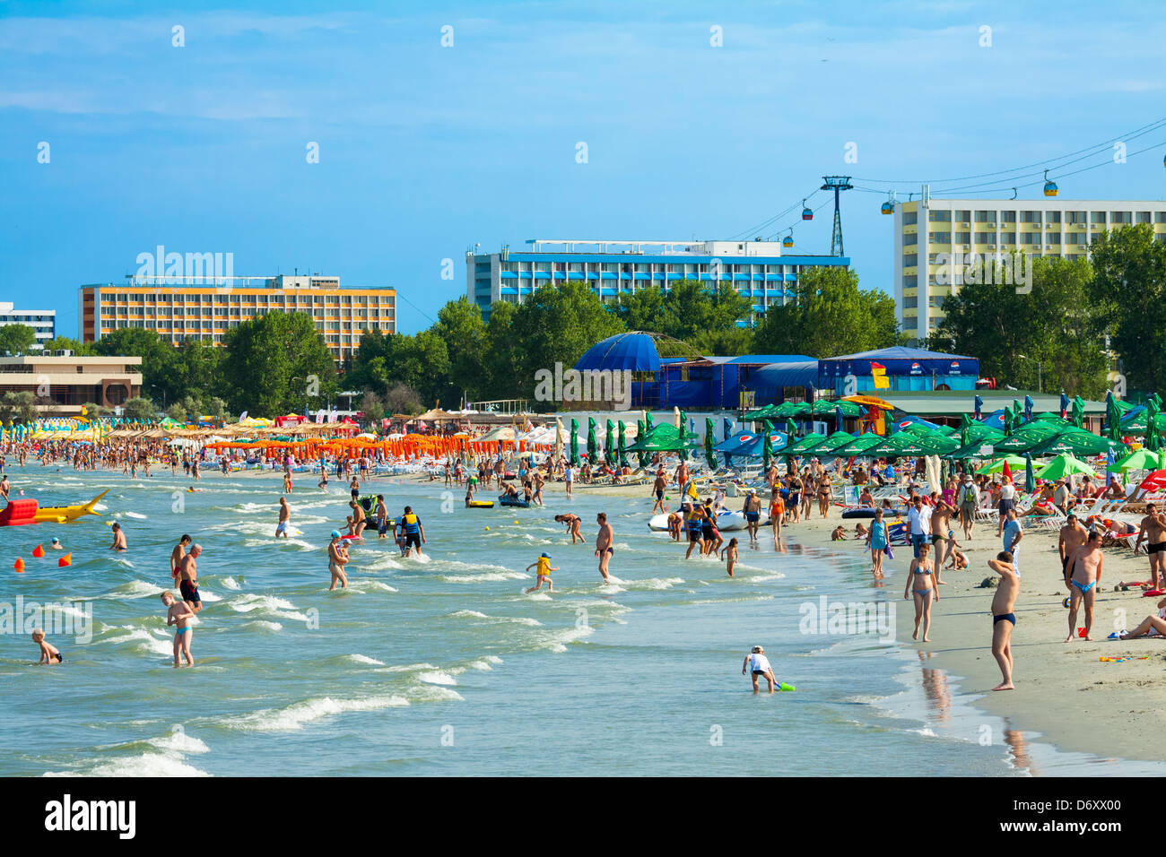 MAMAIA, Rumänien - 5. AUGUST: Touristen genießen auf überfüllten Strand am 5. August 2011 in Mamaia, Rumänien. Stockfoto