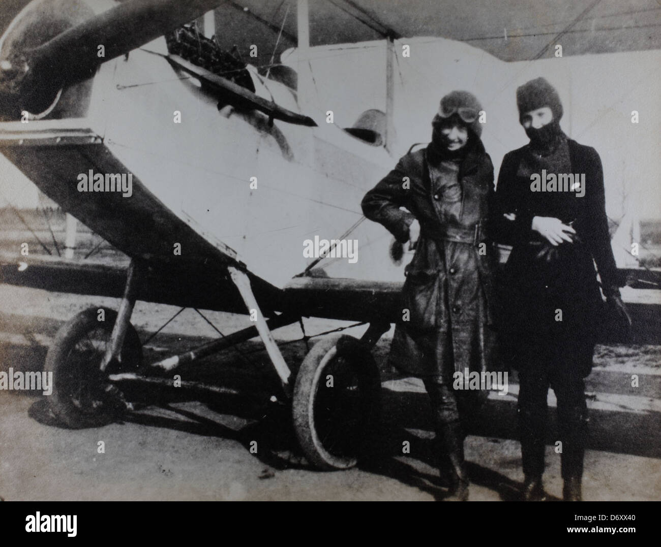 Foto von Amelia Earhart und Neta Snook im Jahr 1921, ein bedeutender Moment in der frühen Luftfahrtgeschichte und Frauen im Flug. Stockfoto
