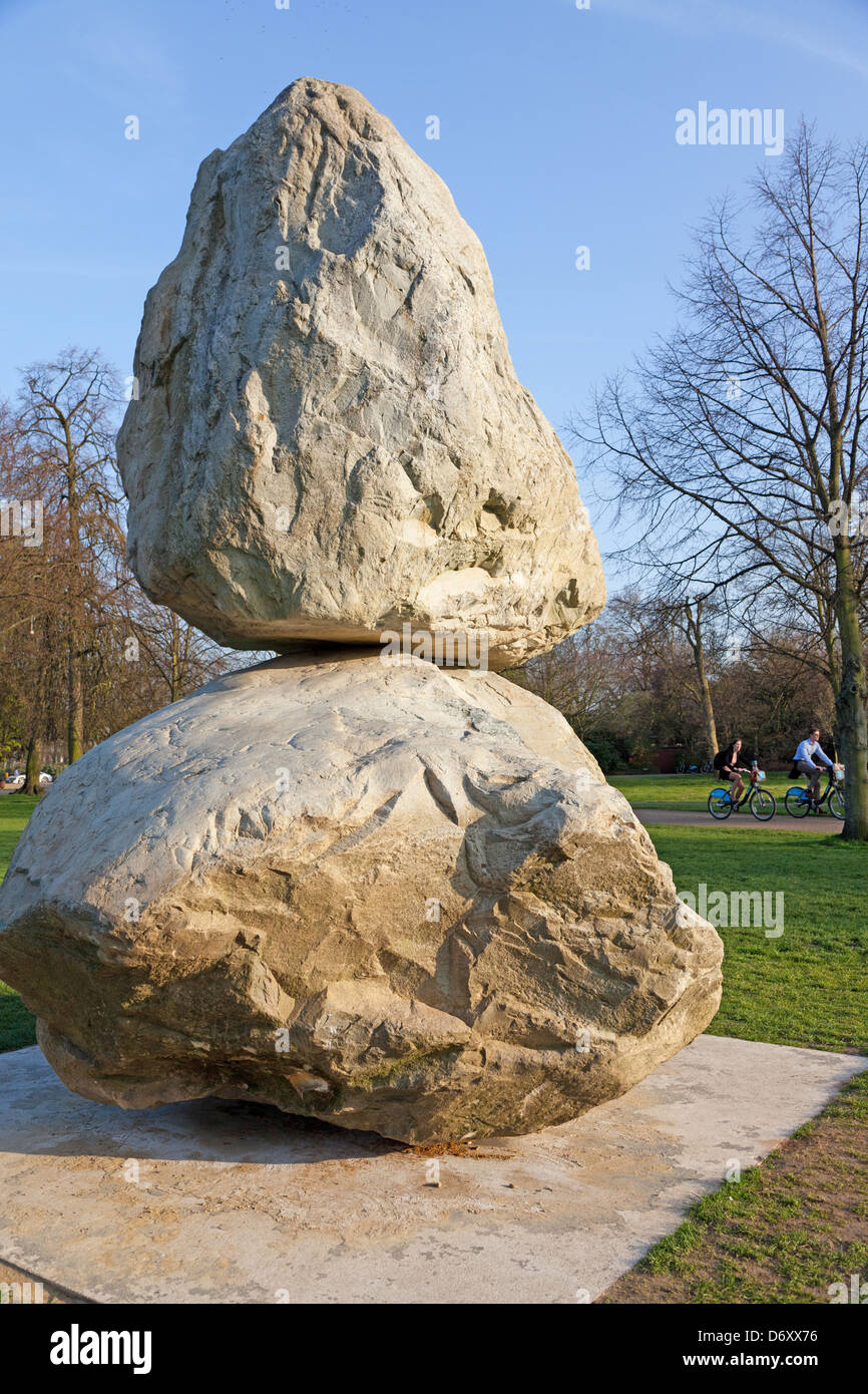 Rock auf einem anderen Felsen von Fischli/Weiss Serpentine Gallery Hyde Park London UK Stockfoto