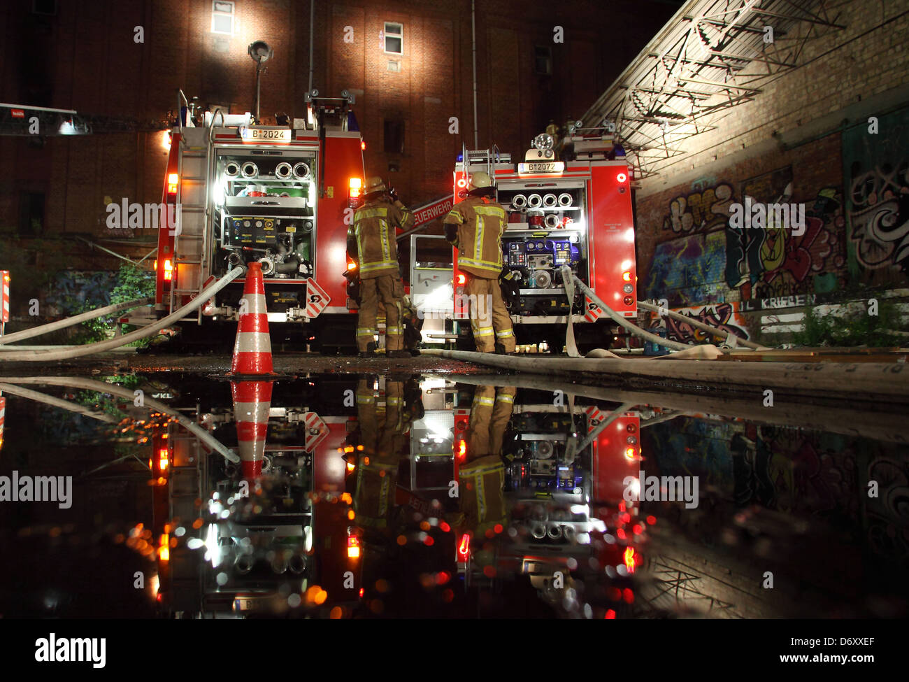 Berlin, Deutschland, Feuerwehrfahrzeuge in der Szene des Feuers Stockfoto