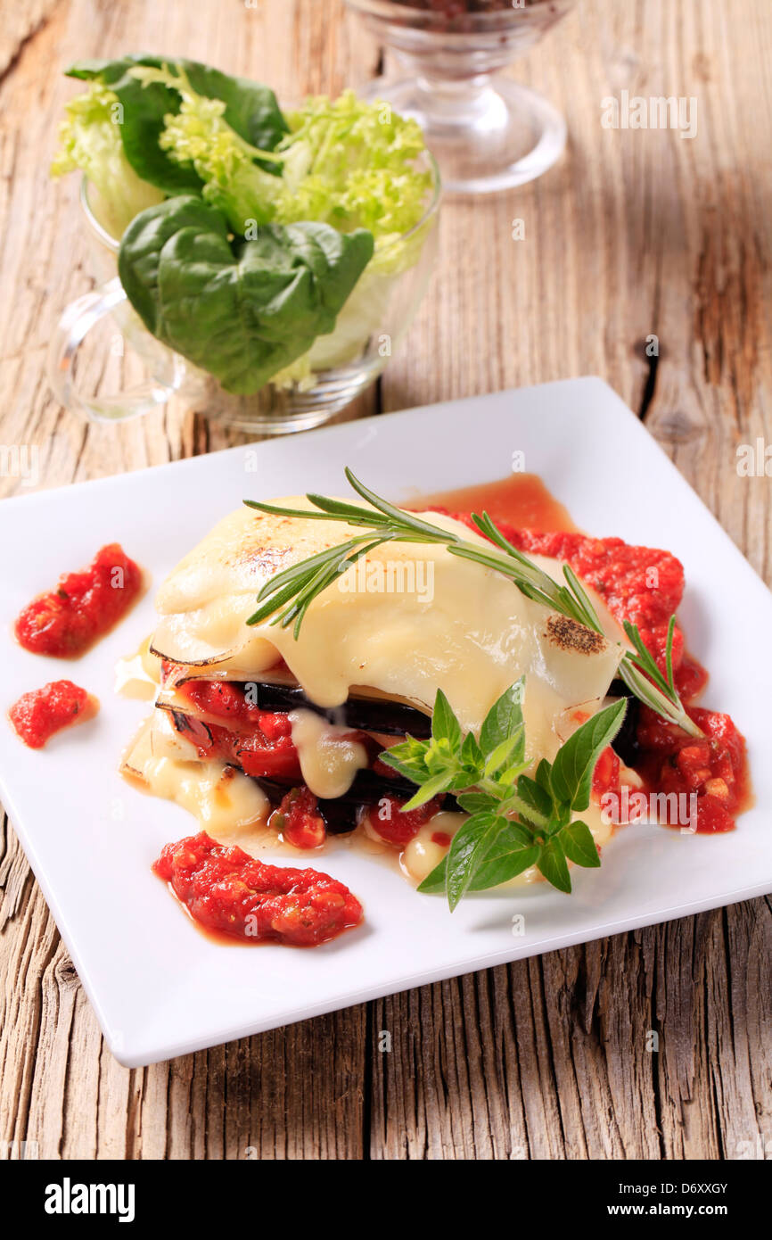 Tomaten und Auberginen Lasagne mit Käsesauce garniert Stockfoto