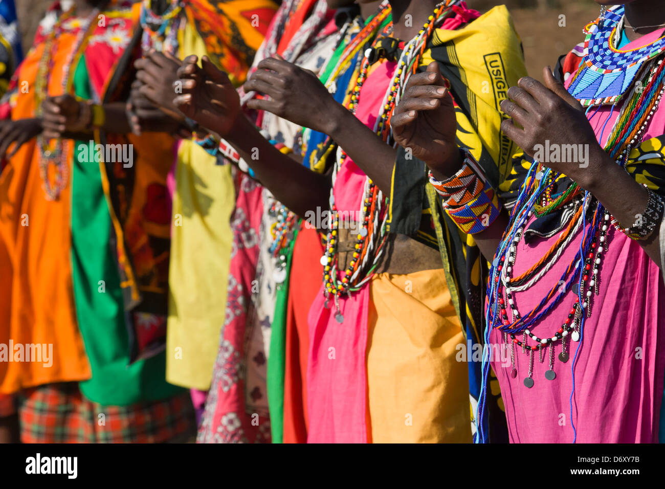 Masai Frauen in bunten Kostümen, Masai Mara, Kenia Stockfoto