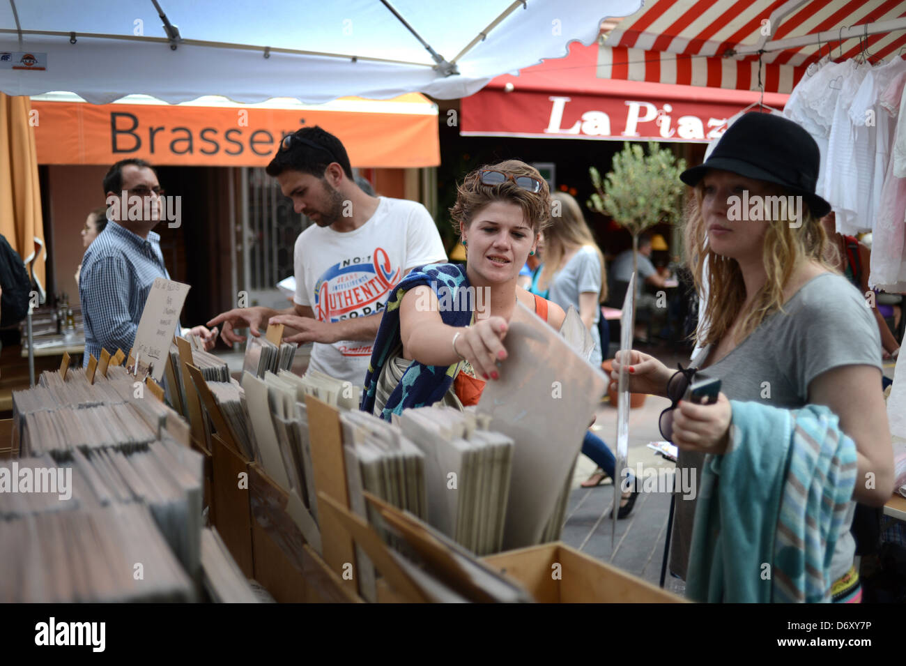 Nizza-Besucher auf einem Flohmarkt in der Altstadt von Nizza Stockfoto