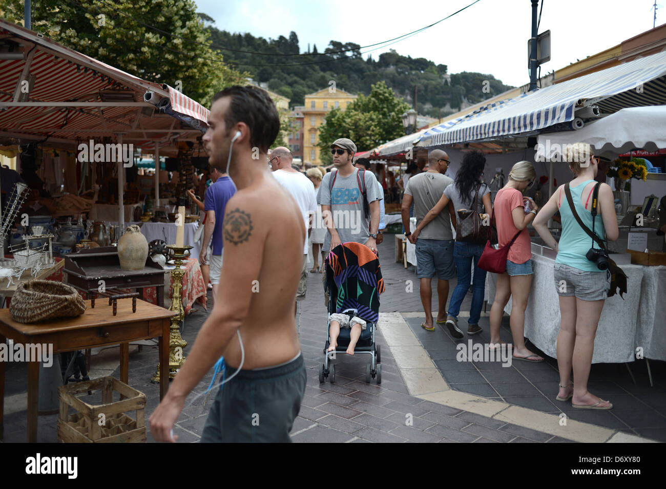 Nizza, Frankreich, läuft Man mit MP3-Player über ein Flohmarkt in der Altstadt von Nizza Stockfoto