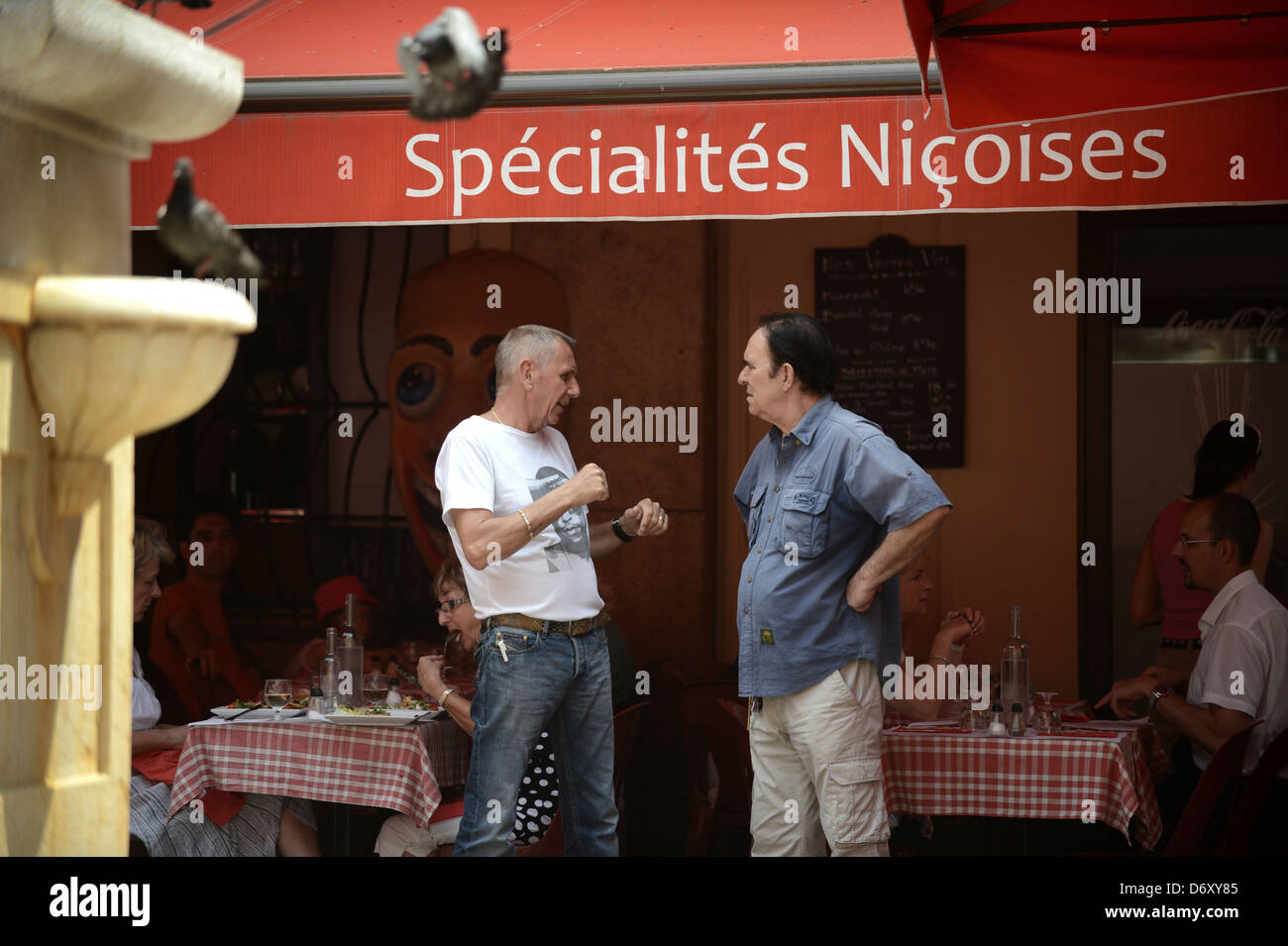 Nizza, Frankreich, sprechen zwei Männer vor einem Restaurant in der Altstadt von Nizza Stockfoto