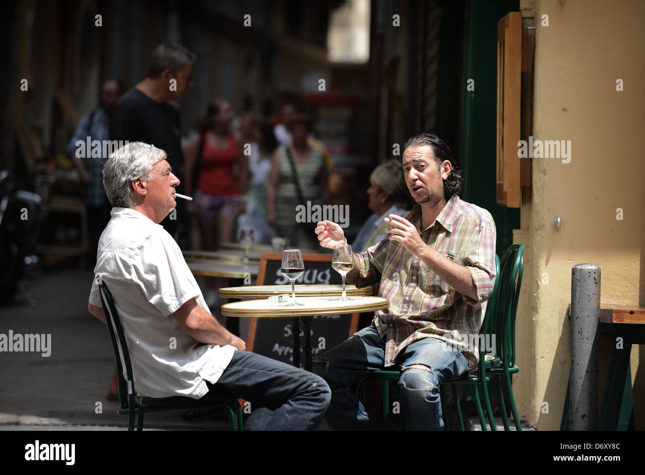 Zwei Männer in einem Straßencafé in der Altstadt von Nizza, Nizza, Frankreich Stockfoto