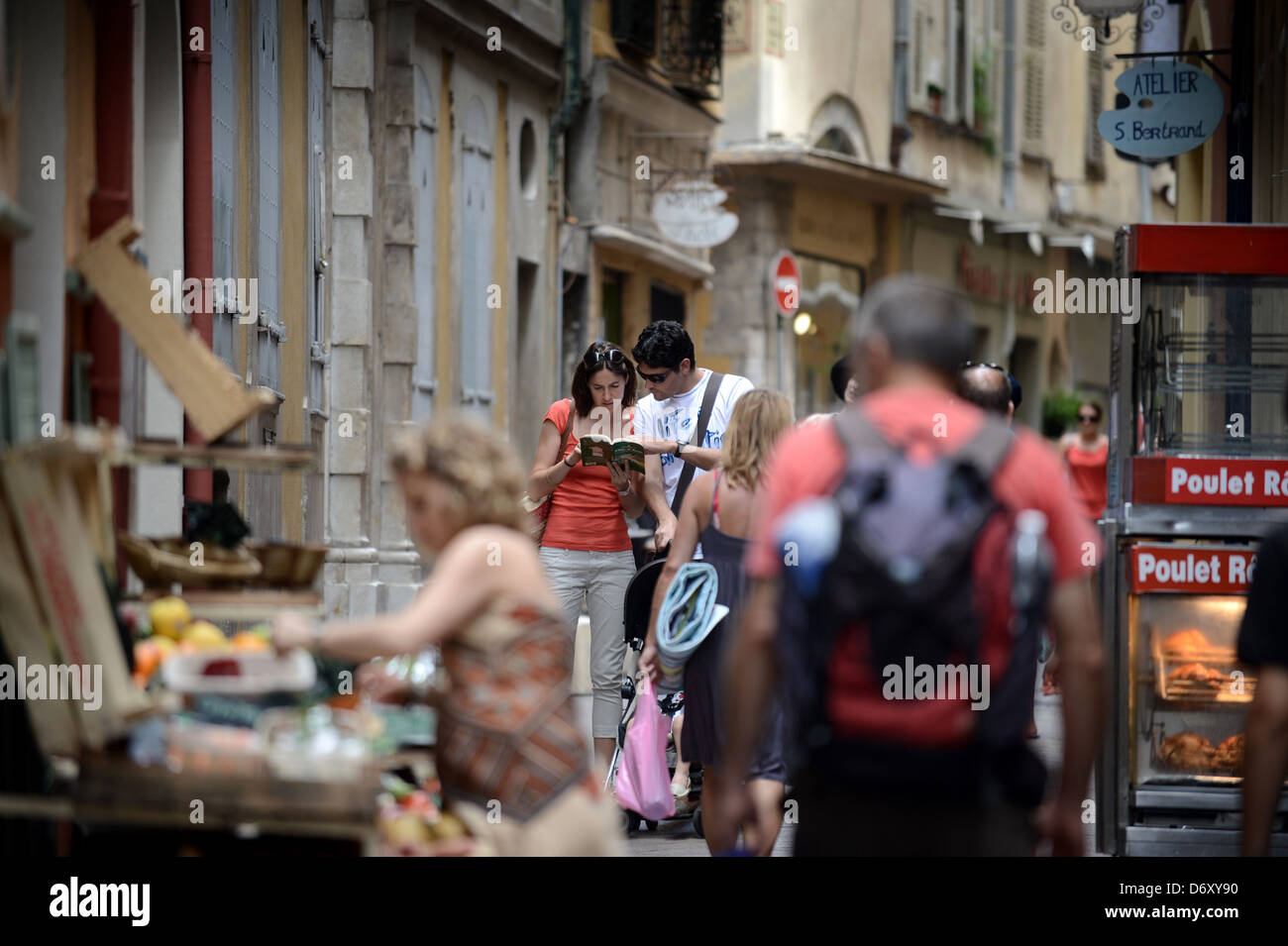 Nizza, Frankreich, Touristen in einer schmalen Gasse in der Altstadt Stockfoto