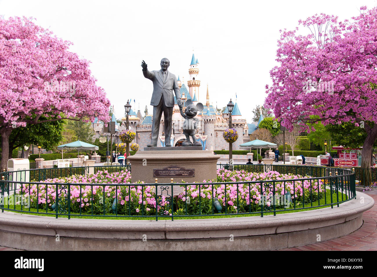 Walt Disney und Mickey-Mouse-Statue im Disneyland Vergnügungspark in Kalifornien, USA Stockfoto