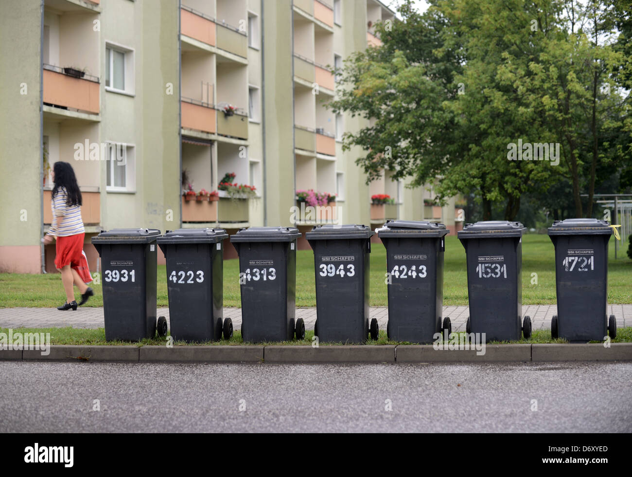 Gransee, Deutschland, nummeriert Mülltonnen vor einem Wohngebäude Stockfoto