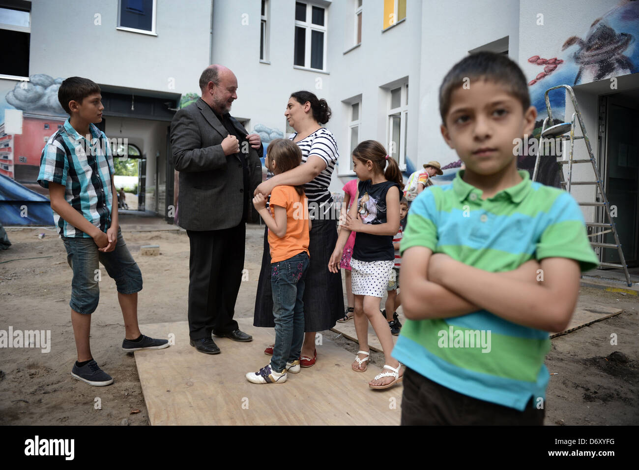 Berlin, Deutschland, Benjamin Marx im Gespräch mit einer Roma-Familie im Hinterhof eines Hauses im Harz in Berlin-Neukölln Stockfoto