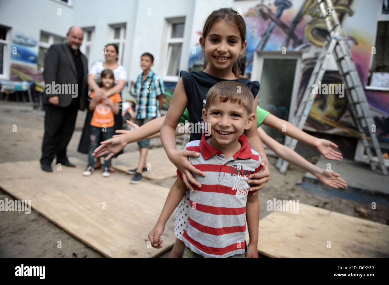 Berlin, Deutschland, einer Roma-Familie und Kindern beim Spielen im Hinterhof eines Hauses im Harz in Berlin-Neukölln Stockfoto
