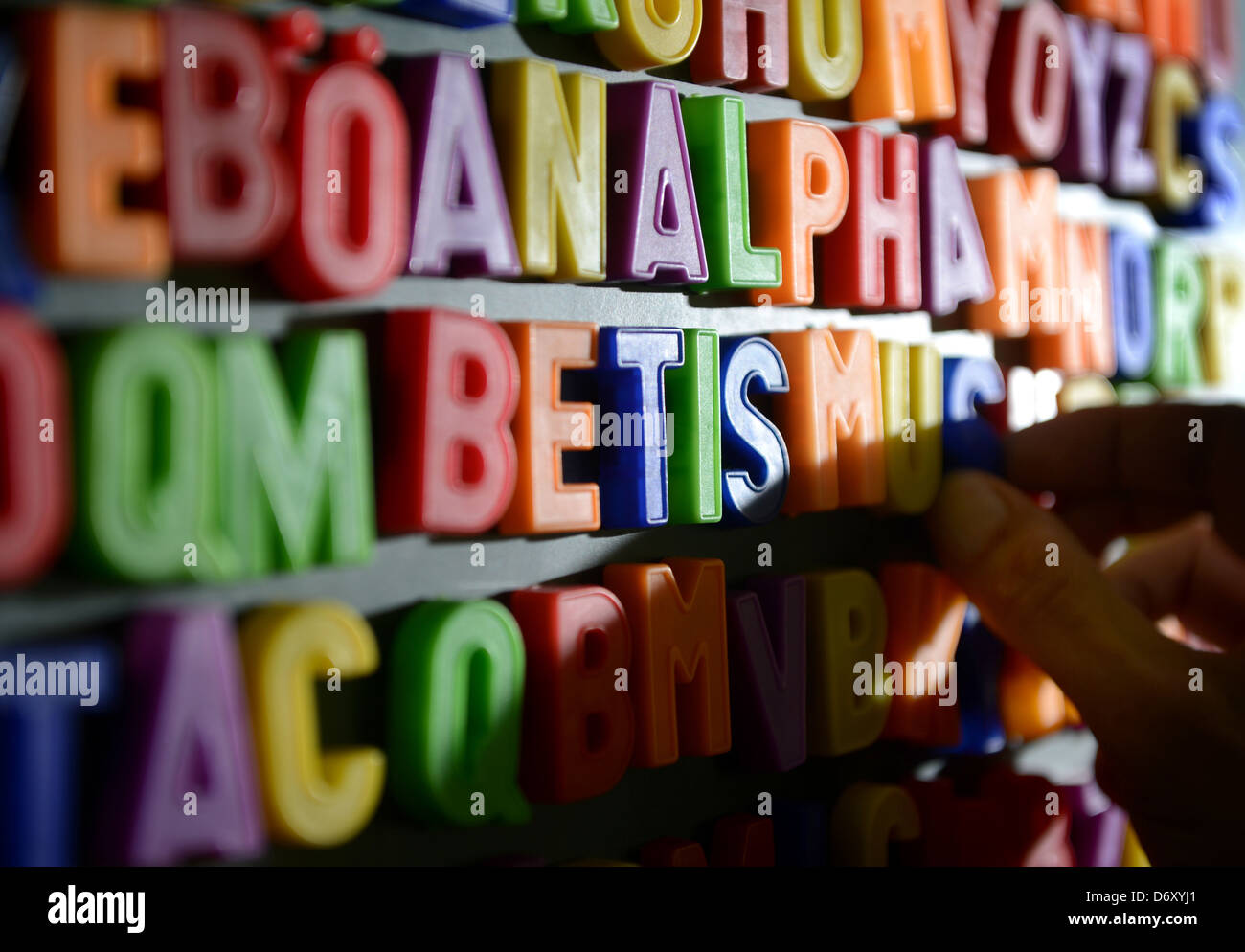 Berlin, Deutschland, das Wort Analphabetismus zwischen Buchstaben auf einer Magnettafel Stockfoto