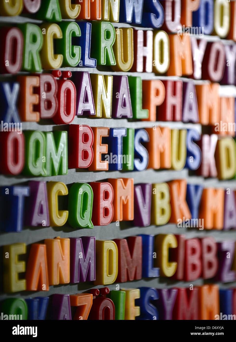 Berlin, Deutschland, das Wort Analphabetismus zwischen Buchstaben auf einer Magnettafel Stockfoto