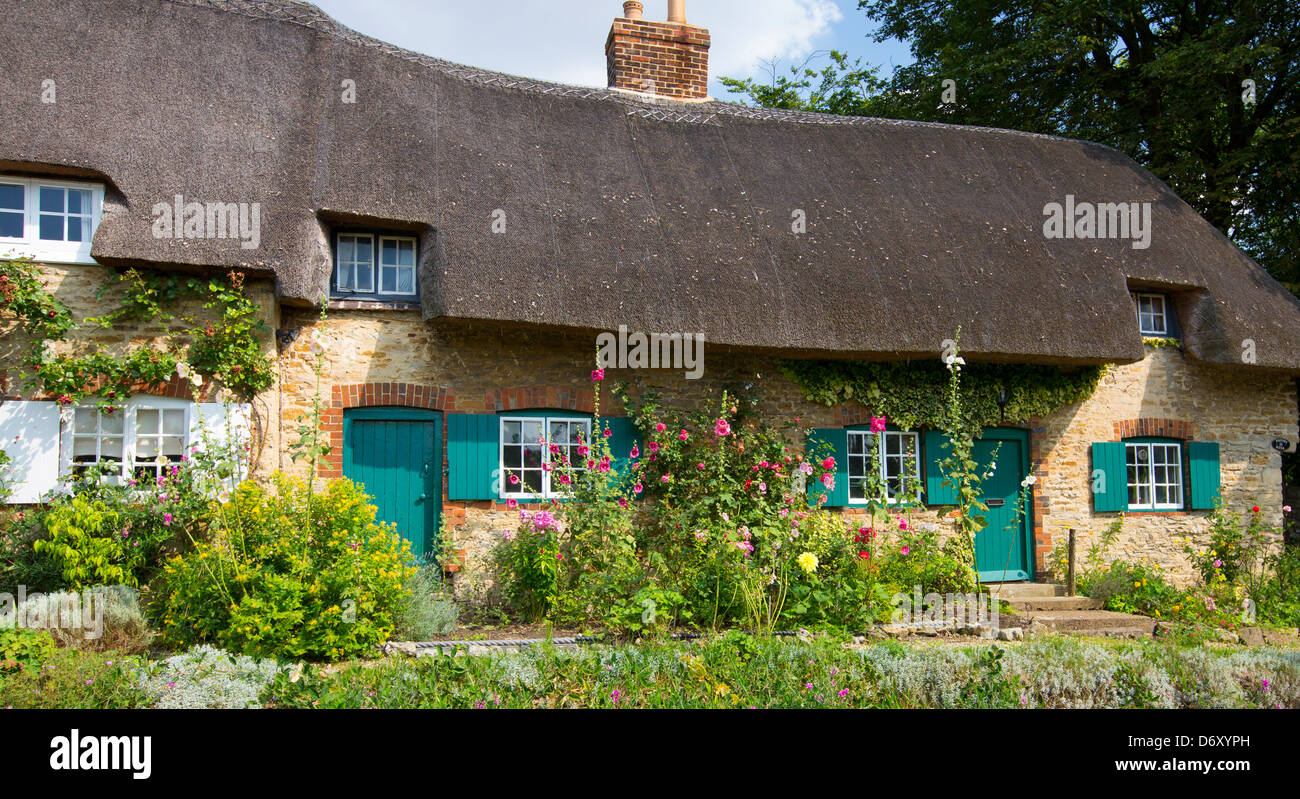 Malerischen traditionellen Reetdachhaus, Rose-bedeckt, bei Clifton Hampden in Oxfordshire, Vereinigtes Königreich Stockfoto