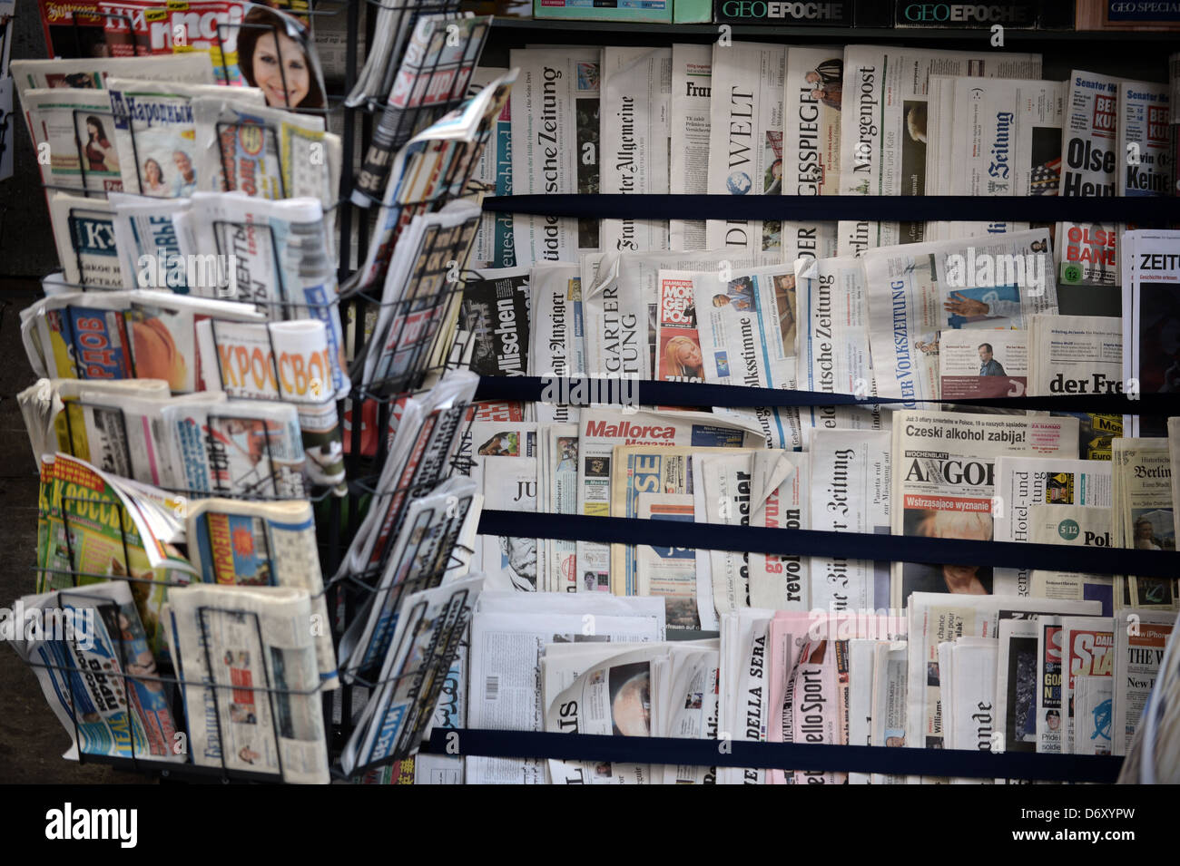 Berlin, Deutschland, Zeitungskiosk mit nationalen und internationalen Zeitungen und Zeitschriften Stockfoto