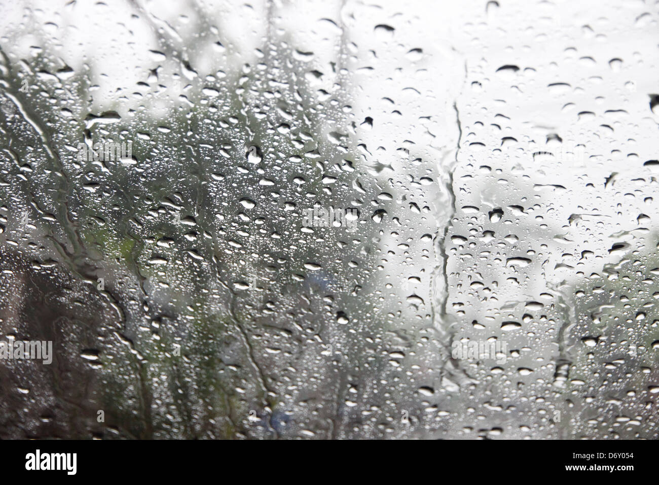Tau auf den Spiegel, A Windschutzscheibe Spiegel an einem regnerischen Tag. Stockfoto