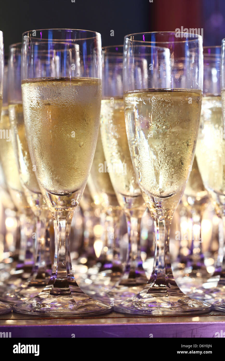 Champagner im Glas servierfertig in Partei Stockfoto