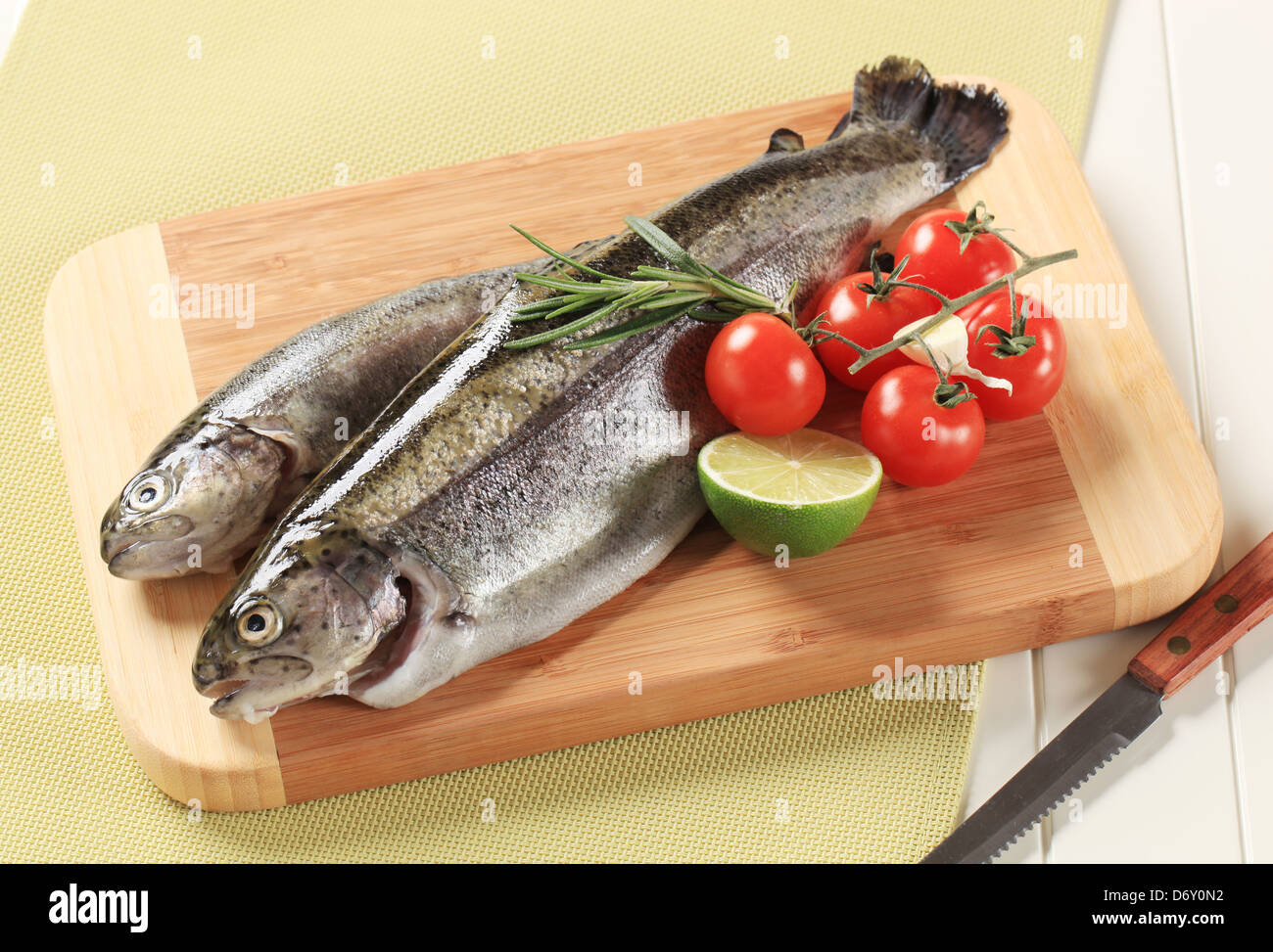 Frische Forellen auf ein Schneidebrett Stockfoto