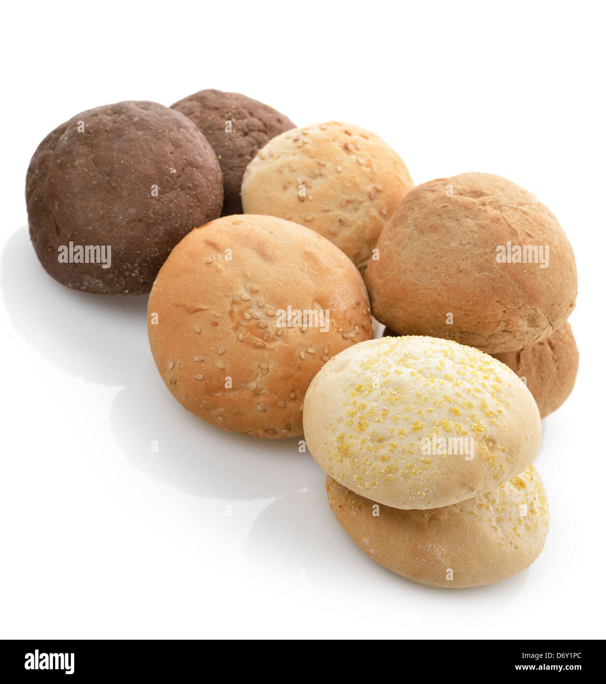 Brot-Brötchen-Sortiment auf weißem Hintergrund Stockfoto