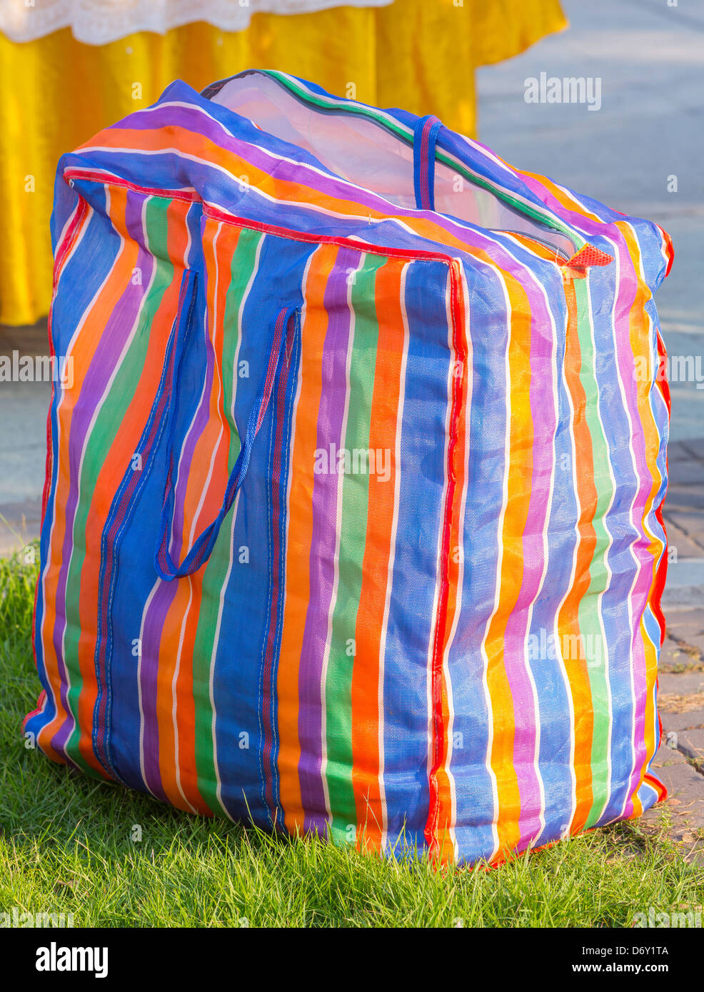 Multi Color Plastiktüte mit Reißverschluss im Sonnenlicht Stockfoto
