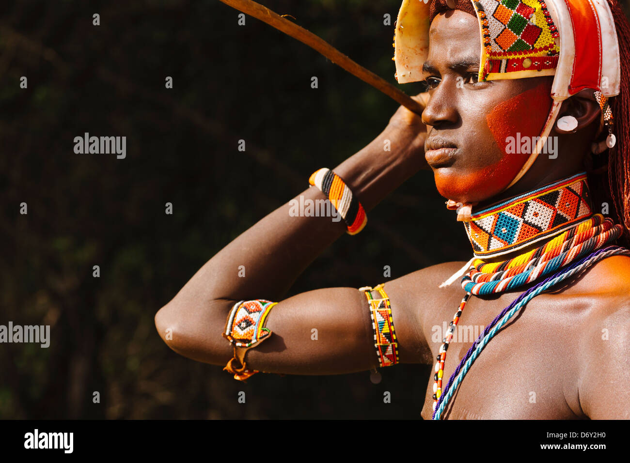 Samburu Stammesmitglieder hält Speer, Samburu, Kenia Stockfoto