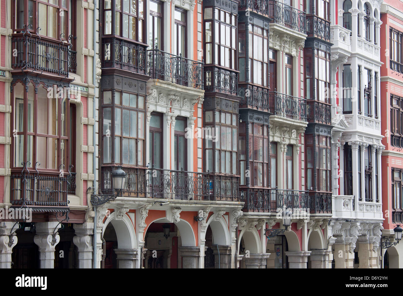 Traditionelle Architektur in der Calle San Francisco in Aviles, Asturien, Nordspanien Stockfoto