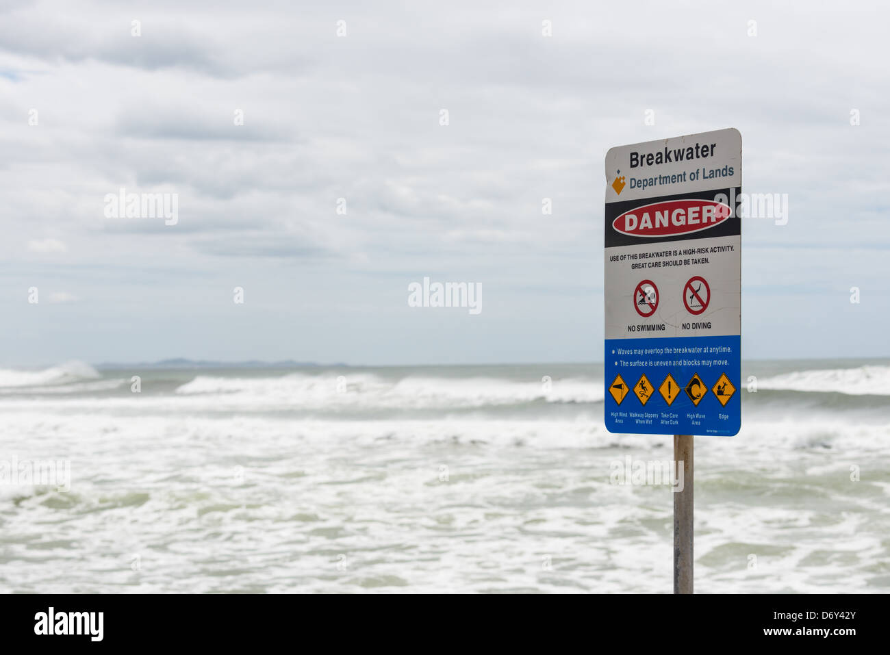 Gefahr unterschreiben Warnung vor unsicheren Bedingungen an einem Strand Wellenbrecher Wand Port Macquarie New South Wales. Stockfoto