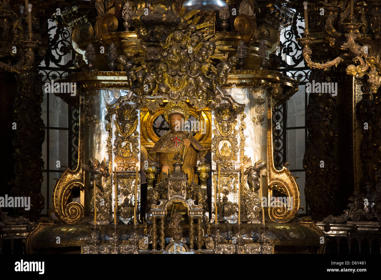 Hochaltar in der römisch-katholischen Kathedrale Catedral de Santiago De Compostela, Galicien, Spanien Stockfoto