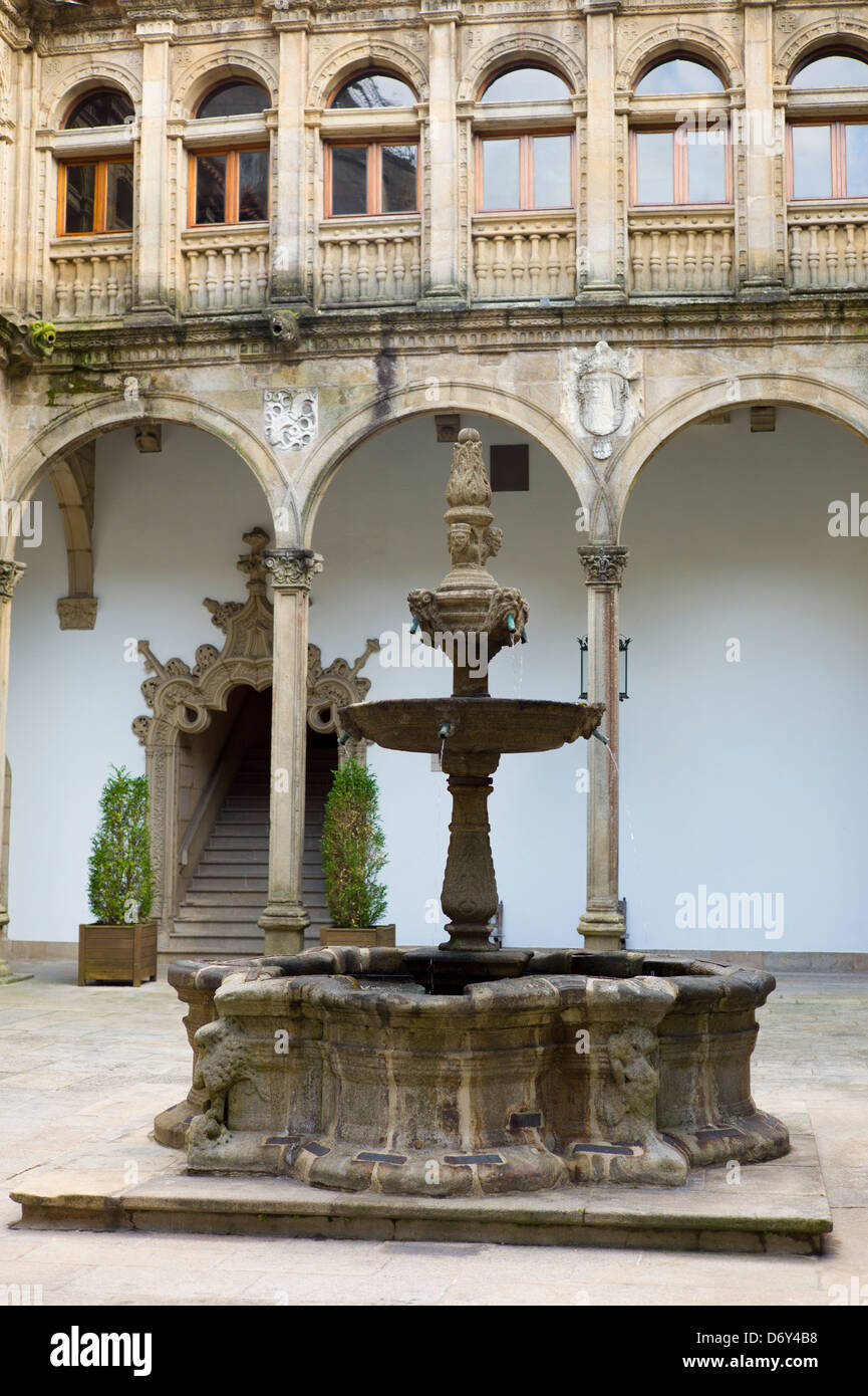 Brunnen im Parador Hostal de los Reyes Catolicos in Santiago de Compostela, Galicien, Spanien Stockfoto