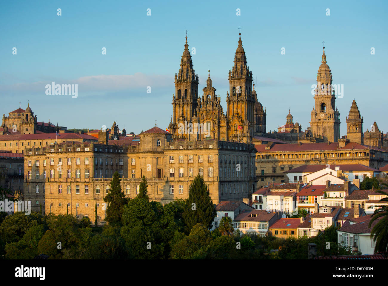 Römisch-katholische Kathedrale Catedral de Santiago de Compostela und Stadtbild von Alameda-Park, Galicien, Nordspanien Stockfoto