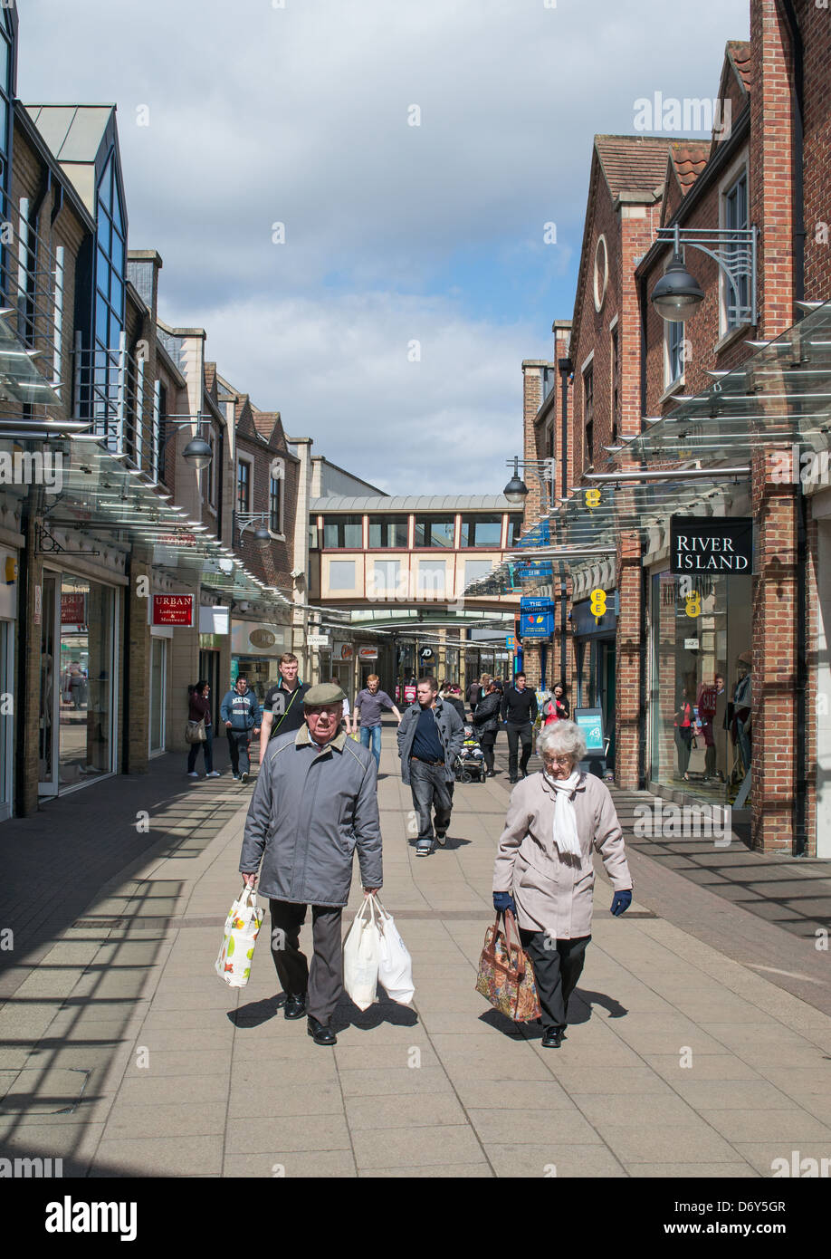 Ältere Paare mit shopping Stockton-on-Tees Stadtzentrum Nord Ost England UK Stockfoto