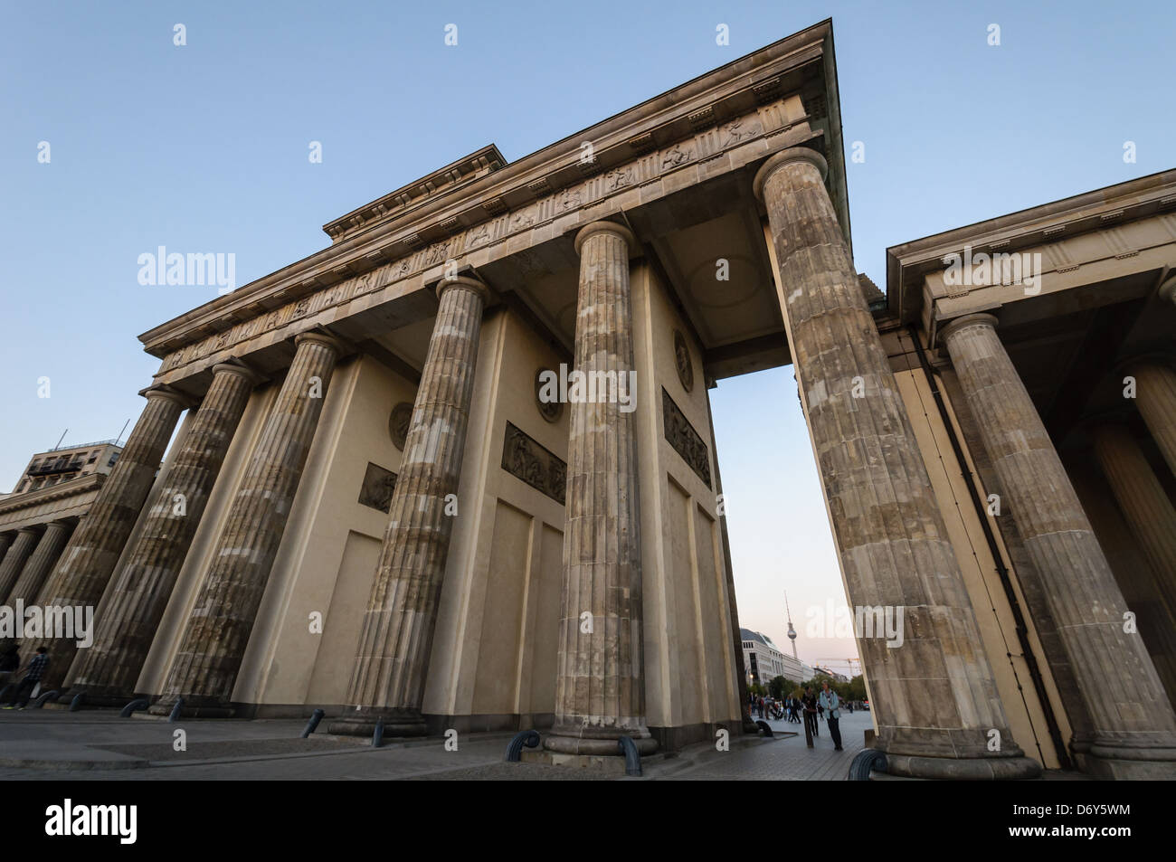 Das Brandenburger Tor und TV-Turm (Fernseheturm) in Berlin. Deutschland. Stockfoto