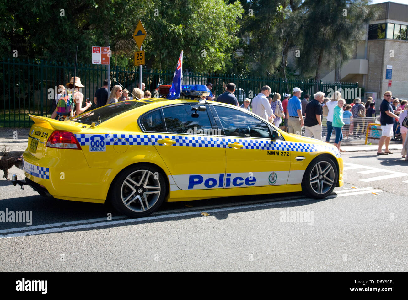 Australisches Polizeifahrzeug, ein gelber Holden Commodore SS in Avalon Beach, Sydney, NSW, Australien Stockfoto