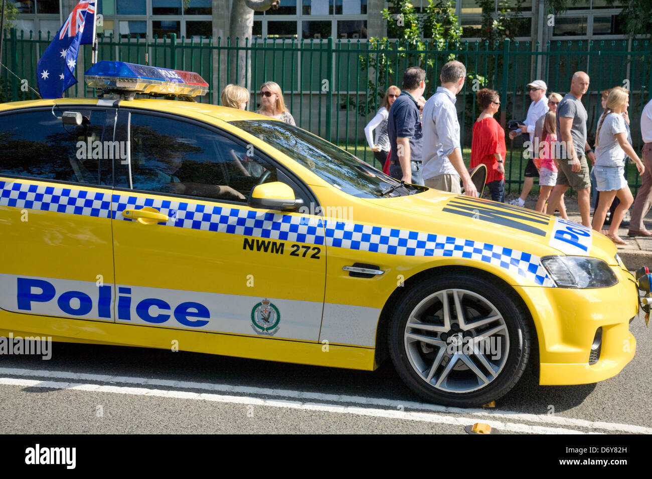 Leuchtend gelbes australisches Polizeifahrzeug, gelbes Holden commodore SS Fahrzeug, Avalon Beach, Sydney, NSW, Australien Stockfoto