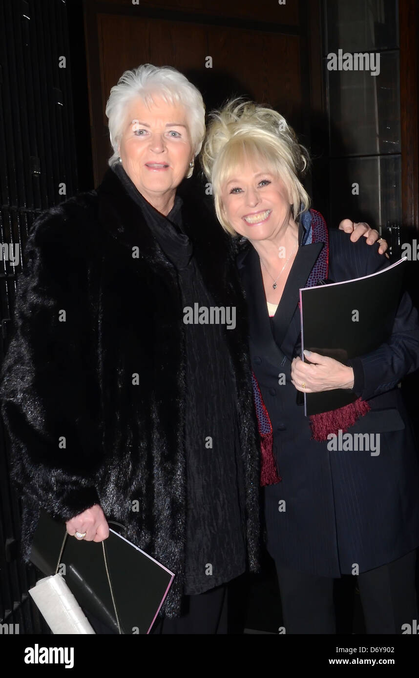 ExEastenders Ikonen Pam St Clement und Barbara Windsor posieren für ein Foto vor der Delauney